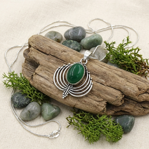 Collier pendentif en onyx vert naturel en forme de poire 11x15mm, laiton plaqué or 18 carats, serti à la collette, style bohème, avec cordon - Product Image 1