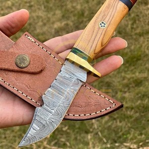 Couteau de chasse artisanal en acier Damas avec manche en bois de qualité supérieure |   Couteau à lame fixe Full Tang avec étui en cuir - Product Image 1