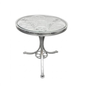 Table basse industrielle en verre trempé avec cadre en fer fait main, plateau en roue de vélo et base à engrenages, mobilier moderne pour salon - Product Image 4
