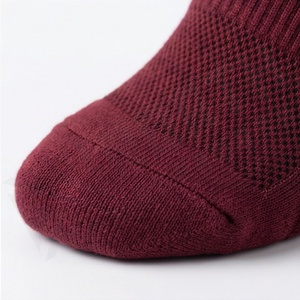 Chaussettes ras du cou tricotées couleur bordeaux unies respirantes pour usage quotidien style classique adulte - Product Image 6