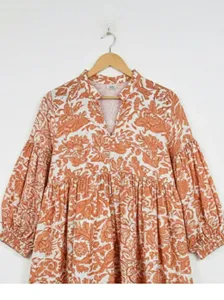 Robe midi bohème en coton à imprimé floral orange avec manches bouffantes, coupe ample, col noué, robe d'été pour femmes - Product Image 2