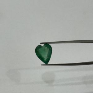 Excellente Pierre Précieuse Naturelle Émeraude Zambienne Coupe Cœur 4,06 Carats Verte Qualité AAA avec Légères Inclusions Naturelles - Product Image 1