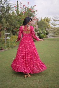 Vestido especial para Navratri con estampado Bandhani de diseñador, con trabajo Gamthi, trabajo de espejos auténticos y encaje Kodi en tejido Faux Georgette. - Product Image 6