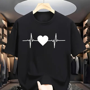 เสื้อยืดคอกลมแขนสั้นสีเขียวมะกอกสำหรับผู้ชาย พิมพ์ลายหัวใจ ผ้าเจอร์ซีย์ถัก สวมใส่สบาย ทรงปกติ - Product Image 4