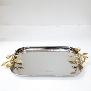 Plateau décoratif en métal au design élégant en forme de feuille, parfait pour servir des collations, des desserts, des biscuits, du chocolat, à bon prix - Product Image 1