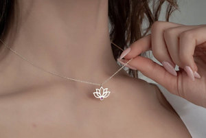 Collar con Colgante de Plata de Ley con Diseño de Loto Delicado y Natural, Chapado en Rodio, para Mujer, para Compromiso, Boda, Fiesta, Uso Diario - Product Image 3