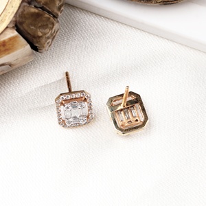 Boucles d'oreilles clous en or jaune massif 18 carats avec diamants baguette naturels et halo carré, collection Memoria Jewels, vente en gros - Product Image 3