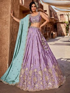 Conjunto de Lehenga Largo hasta el Suelo con Bordado Azul Púrpura, Estilo Línea A, Dupatta de Satén, Accesorios para el Cabello con Perlas, Escote Festoneado, para Dama de Honor - Product Image 3