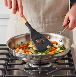 Ensemble d'ustensiles de cuisine en silicone avec manches en bois, design minimaliste noir mat, compatibles lave-vaisselle, pour le camping et l'hôtellerie - Product Image 6