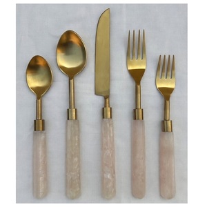 Service de couverts modernes en or mat avec manches en résine vert foncé, couverts en acier doré pour la maison, l'hôtel, les mariages et la mise en place de la table. - Product Image 4