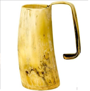 Mug en corne bicolore sculpté à la main avec de fines rainures verticales, présenté sur un dessous de verre en bois, disponible à prix de gros. - Product Image 2