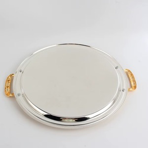Bandeja Decorativa Redonda Plateada con Asas Doradas, Patrón Floral Grabado, Diseño Tradicional, Paquete Individual - Product Image 3
