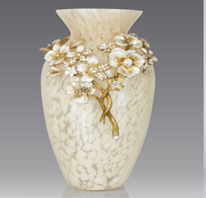 Jarrón ornamentado con entramado cortado a láser y elaboradas superposiciones de motivos barrocos dorados. disponibles a precios de mayorista. - Product Image 2