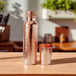 Botella de Agua de Cobre Martillado Dorado, Elegante y Premium, 950 ml, a Prueba de Fugas, Apta para Alimentos, Apta para Lavavajillas y Microondas, Resistente para Viajes - Product Image 2