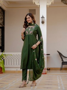Ensemble Kurta en coton vert avec dupatta brodée et pantalon - Product Image 2