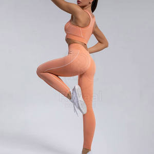 Ensemble de yoga pour femmes, léger, design unique, fabriqué au Pakistan, pour une utilisation en extérieur, en spandex et polyester. - Product Image 4