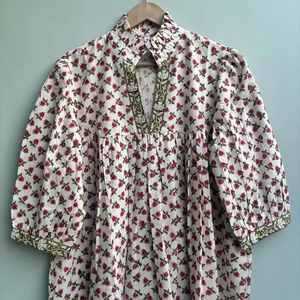 Robe midi ou tunique en coton imprimé à la main avec col en V, manches bouffantes, taille haute et silhouette évasée - Product Image 3