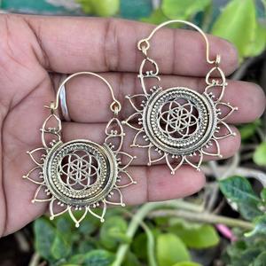 Boucles d'oreilles créoles moyennes tendance en laiton pur plaqué or 18 carats, motif mandala, bijoux géométriques bohèmes faits à la main pour femme, idéales pour un anniversaire - Product Image 5