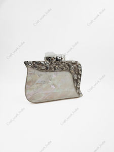 Bolso de mano artesanal de nácar con marco floral plateado y asa esculpida, bolso de noche de lujo para bodas y fiestas. - Product Image 2