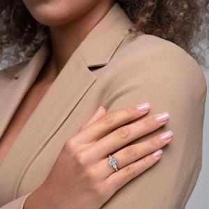 Bague de fiançailles en diamant de laboratoire de 2,50 carats, taille ovale, couleur F, clarté VS2, certifiée IGI, or blanc 18 carats, solitaire - Product Image 4