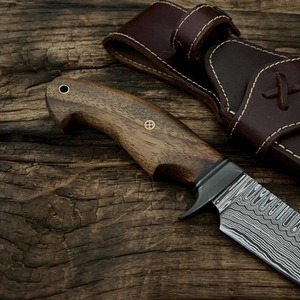 Cuchillo de caza Bushcraft hecho a mano en Damasco |   Cuchillo de Supervivencia para Campismo y Actividades al Aire Libre con Mango de Madera y Hoja de Punta Caída - Product Image 3