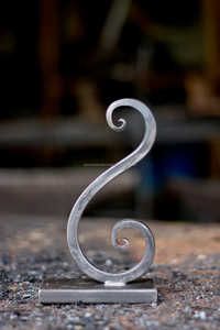 Serre-livres en métal de haute qualité au design vintage moderne, parfaits pour l'organisation de bureau de luxe et la décoration de bureau élégante - Product Image 2