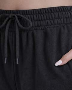 กางเกงวอร์มขายาวสีดำสนิทสำหรับผู้หญิง ทรงขากว้าง ผ้าฟลีซ แต่งแถบข้างเอว ยางยืดพร้อมเชือกผูกเอว สวมใส่สบายทรงหลวม กางเกงจ็อกเกอร์ลำลอง ชุดลำลอง - Product Image 3