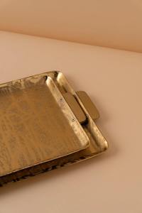 Bandeja Rectangular de Metal Plateado de Lujo al por Mayor, Plato para Hotel con Elegante Diseño Abstracto y Asas Laterales - Product Image 5