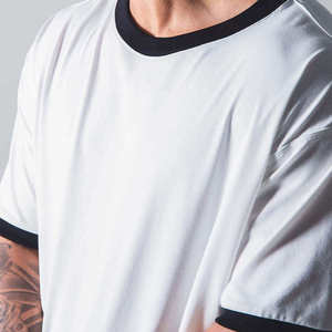 Camiseta holgada de corte oversized hecha con algodón ligero para un look urbano moderno que se siente suave en la piel. - Product Image 5