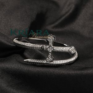 กำไลข้อมือรูปดาบประดับมอสซาไนต์ เงินแท้ 925 ฝังเพชรแบบไมโครพาเว่ เครื่องประดับคริสเตียนสุดหรูสำหรับทุกเพศ - Product Image 5