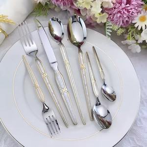 Juego de cubiertos fabricado con acero inoxidable de grado alimenticio, que garantiza seguridad, durabilidad y uso a largo plazo. - Product Image 1