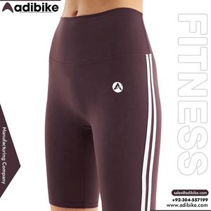 Shorts de compression pour femmes, très demandés, pour la gym et le fitness, avec couleurs personnalisables, respirants et ceinture décorative à rayures avec logo. - Product Image 4