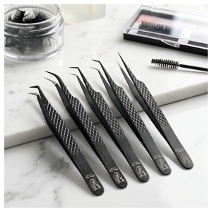 Pinces à cils de haute qualité avec embouts en fibre, 90 degrés, pour extensions de cils, antidérapantes, pour un volume intense. - Product Image 1