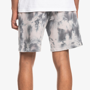 Pantalones cortos tie-dye premium para hombre, hechos con tela suave y transpirable, que ofrecen un ajuste relajado y servicio de logotipo personalizado para pedidos al por mayor. - Product Image 2