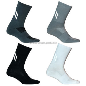 Chaussettes unisexes en coton avec motif de logo brodé, confort extensible doux, design rétro vintage tendance streetwear - Product Image 1