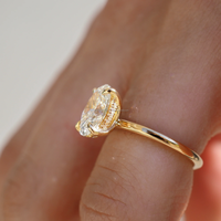 Bague de fiançailles et de mariage minimaliste en or jaune 14 carats avec diamant de laboratoire ovale de 2 carats certifié IGI, halo caché et fantaisie légère