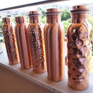 Bouteilles d'eau en cuivre, finition martelée artisanale, vaisselle de voyage portable, design minimaliste avec couvercles - Product Image 6