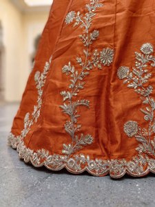 FATEMA FASHION Lehenga Choli en soie Rangoli marron, motif doré en relief, style moderne pour femme, longueur standard, pour mariage et fêtes - Product Image 5