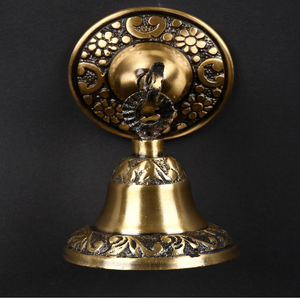Cloche murale en laiton sculpté antique, ornée de motifs floraux complexes et dotée d'un support mural, cloche murale en laiton à prix de gros. - Product Image 1