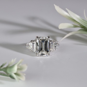 Anillo de compromiso de lujo de oro blanco con esmeraldas cultivadas en laboratorio, corte clásico cónico, baguette, multienhufe, corte escalonado, para boda o aniversario. - Product Image 1