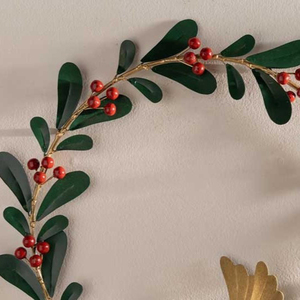 Magnifique couronne de colombes en métal doré avec des feuilles vertes et des baies rouges, parfaite pour la décoration murale festive ou la décoration de porte d'entrée. - Product Image 5