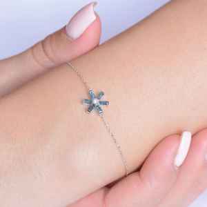 Bracelet flocon de neige en topaze bleue, chaîne délicate, bijou minimaliste d'hiver, cadeau pour elle - Product Image 2