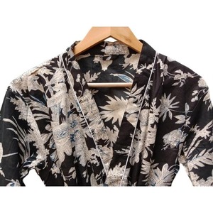 Kimono de Algodón con Estampado de Hojas Tropicales - Bata Larga Blanca con Diseño Botánico - Product Image 2