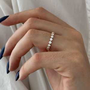 Bague de mariage avec diamants flottants de 1 carat, fine alliance éternelle 3/4, bague de mariage minimaliste en or jaune 14 carats avec diamants de laboratoire - Product Image 4