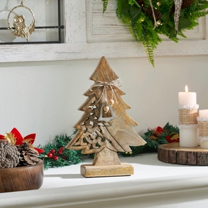 Décoration de table en bois sculpté en forme de sapin de Noël avec motifs découpés, nœud en ficelle et clochette suspendue pour une présentation festive - Product Image 4
