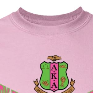 Camiseta Rosa de Manga Corta con Estampado Gráfico de Escudo con Letras Griegas, Cuello Redondo, Informal, para Mujer, Moda Urbana - Product Image 4
