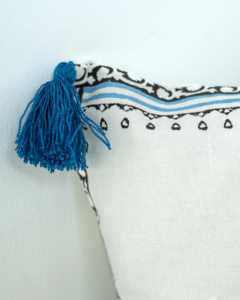 Housse de coussin florale indienne avec pompons bleus et bordure jaune, coussin décoratif bohème 18x18 16x16, mandala floral bleu et blanc - Product Image 4