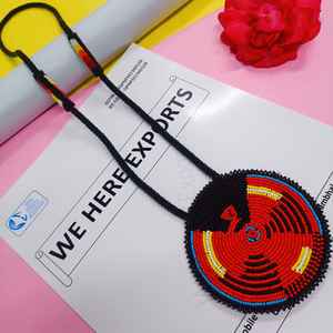 Collier pendentif abstrait fait main avec perles rouges, noires, jaunes et bleues et cordon long pour un style artistique traditionnel et culturel - Product Image 5