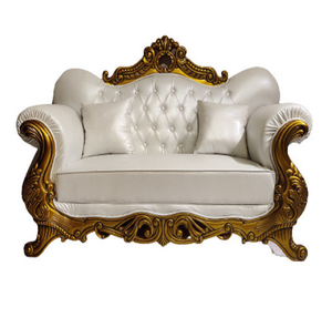 Grand fauteuil de mariage asymétrique blanc avec des cadres sculptés de fleurs dorées exquises, disponible à prix de gros. - Product Image 5