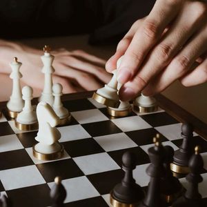 Jeu d'échecs classique en bois de haute qualité avec des pièces en métal durables pour les jeux en famille et un jeu respectueux de l'environnement - Product Image 3